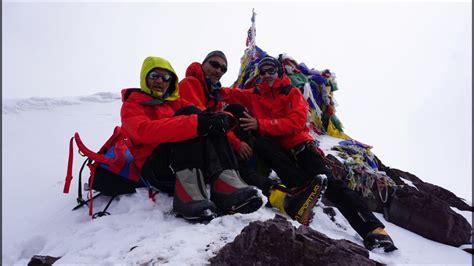 Quatre Alpinistes Dr Mois Grimpent Un Sommet Au C Ur De L Himalaya