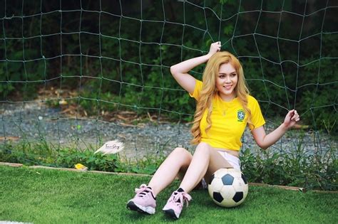 Hot girl VTV bình luận World Cup bị ném đá xuất hiện ở Quỳnh búp bê