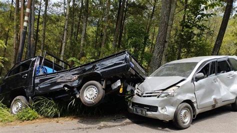 Kecelakaan Beruntun Di Kota Batu Xenia Meluncur Hantam Dua Pickup