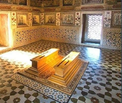 Discover The Taj Mahal Mausoleum: Inside History and Love Story