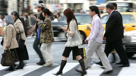 Cidade Japonesa Proíbe Pedestres De Usarem Os Smartphones Nas Ruas