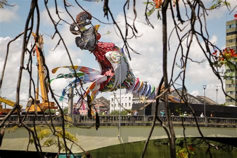 Galo da Madrugada 2024 montagem da escultura gigante é iniciada e