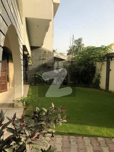 600 Square Yards House In Gulshan E Iqbal Block 6 Is Available For