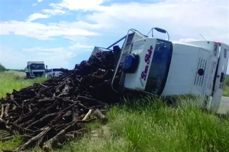 Tres Riojanos Volcaron En Caucete Y Salieron Ilesos Nueva Rioja