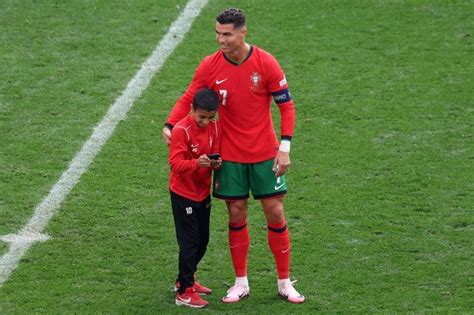 Cristiano Ronaldo ile selfie çeken çocuk Türk çıktı Tuvalete