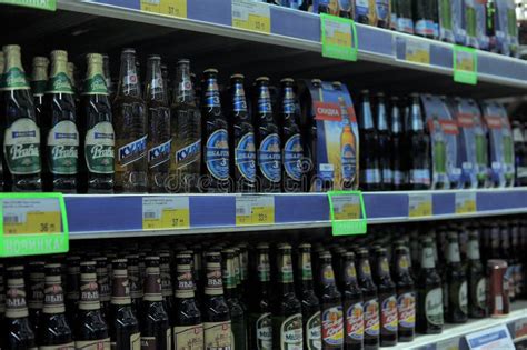 Latas De Cerveja Na Prateleira Do Supermercado Foto De Stock Editorial