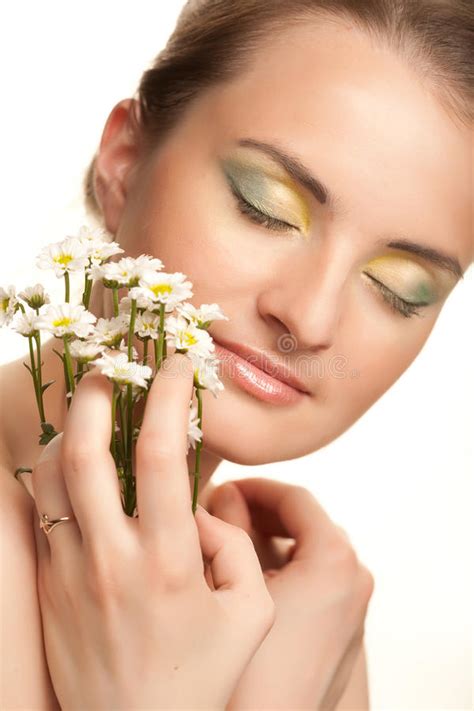 Cara De La Mujer Con Las Flores Blancas Foto De Archivo Imagen De