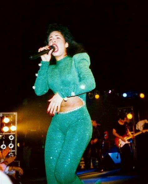 Pin By Adrian Cota On Dyk Vibes Selena Quintanilla Outfits Selena Quintanilla Selena