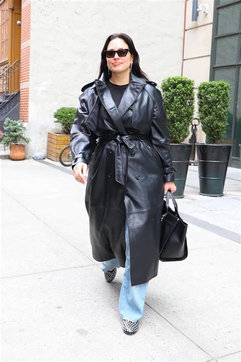 Ihre großen Brüste fallen aus dem Bikini Ashley Graham teilte ein pikantes Badezimmerfoto