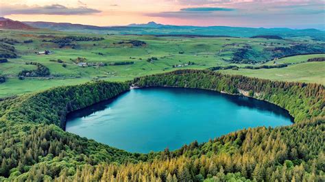 vue aérienne du Lac Pavin et du Sommet du Puy de Dôme