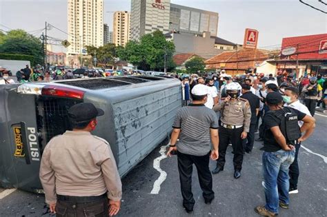 Mobil Polisi Dirusak Pengunjuk Rasa Di Pejompongan Jakpus