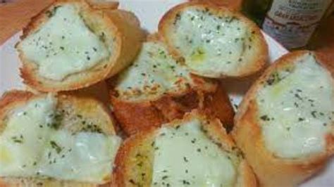 Pan de ajo con queso así puedes disfrutar de una receta sencilla y