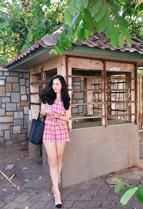 Hot girl tạp hoá Hàn Hằng vs girl xinh vòng ngực 108cm Cùng mê diện áo quây và bikini khoe dáng