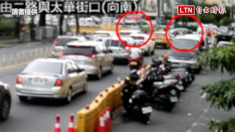 轎車違規左轉撞車 賓士衝進高雄輕軌工地 讀者提供 ─影片 Dailymotion