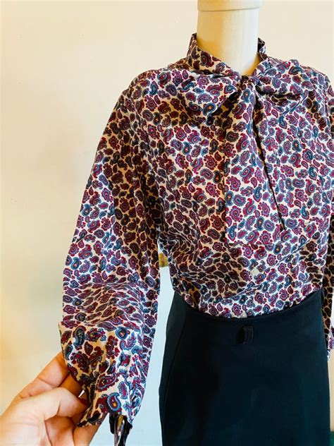 Vintage 1980s Paisley Print Pussy Bow Mod Ecco Bay H Gem
