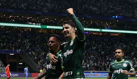 Palmeiras arrasa Bolívar goleada de 4x0 e garante liderança do