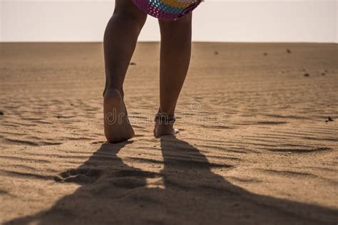 Nackte Weibliche Füße Sanft Auf Der Wüste Strand Und Konzept Der