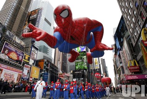 Photo The Spider Man Balloon Floats Down The Parade Route At The Macy