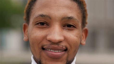 Portrait D un Jeune Gars Africain Gay Gros Plan Banque De Vidéos