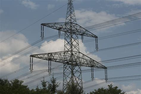 Energieversorgung Mit Einer Kv Stromleitung Im Winter Stockfoto