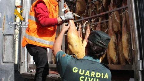 La Guardia Civil arresta a seis personas por el robo de 65 jamones ibéricos