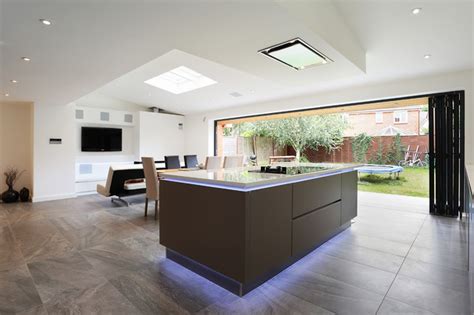 Open Plan Kitchen with island Minimalistisch Küche London von