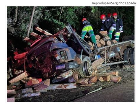 Tr S Morrem Em Acidente Envolvendo Caminh O Carregado Madeira Na