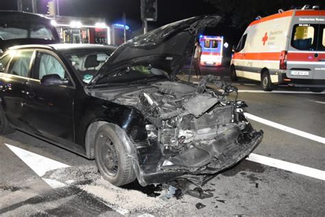 Sandhausen Unfall An Kreuzung Zweimal Totalschaden Zwei