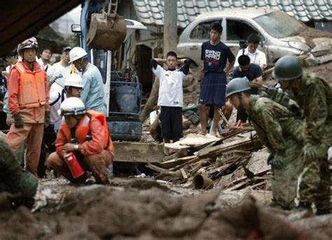 Deadly landslides hit Japan - Pictolic