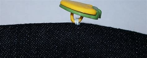 Как пришить пуговицу с 4 и 2 дырками: как правильно и красиво с ушком