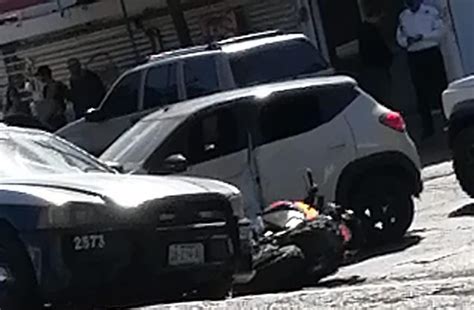 Chocan automóvil y motocicleta en el Infonavit Humaya de Culiacán hay