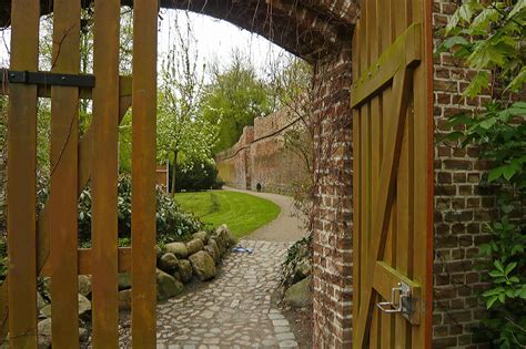 Rostock Entlang Der Stadtmauer Rostock