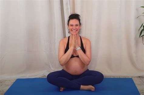 Yoga para gestantes benefícios e como praticar aula pratica