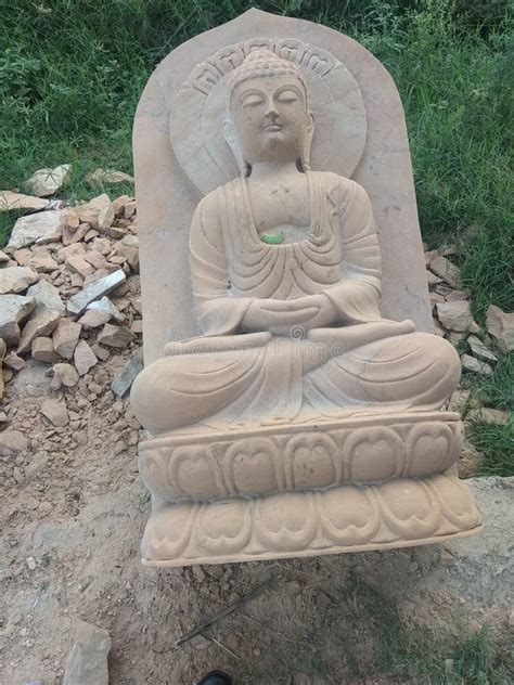 Vieja Escultura De La Piedra De Budha Dentro De Un Templo En Bagan