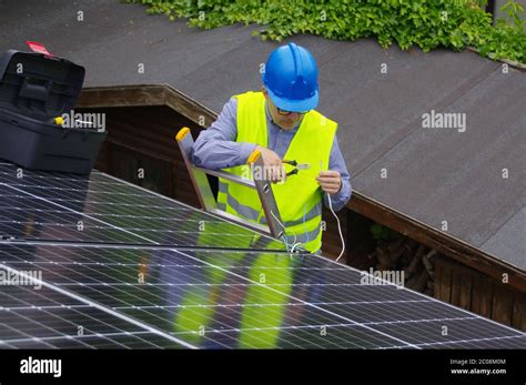 Installation Des Daches Fotos Und Bildmaterial In Hoher Aufl Sung