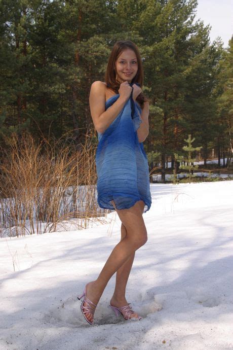 Solo Girl With Red Hair And A Tight Ass Poses Nude In A Sexy Manner