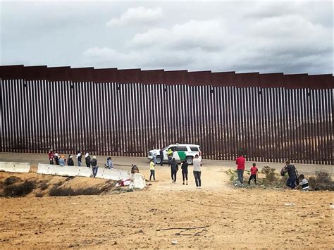 Desesperados Migrantes Cruzan Muro Y Piden Asilo En Estados Unidos