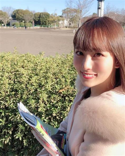 森田真理華さんのインスタグラム写真 森田真理華instagram 「美浦トレーニングセンターで 馬が来るのを待ってる様子です🐎🐎🐎