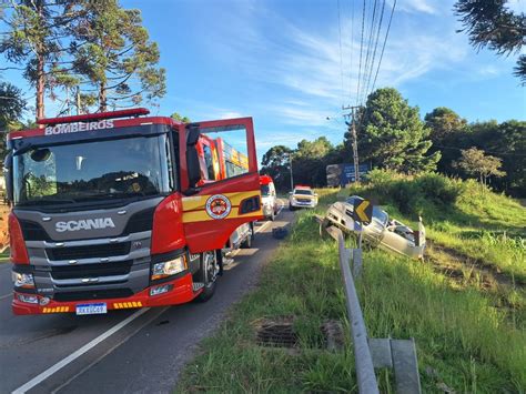 Bombeiros e SAMU socorrem motorista após saída de pista em São Bento do