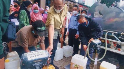 Kemendag Gelontorkan 10 Ton Minyak Goreng Curah Ke Pasar Tradisional Di