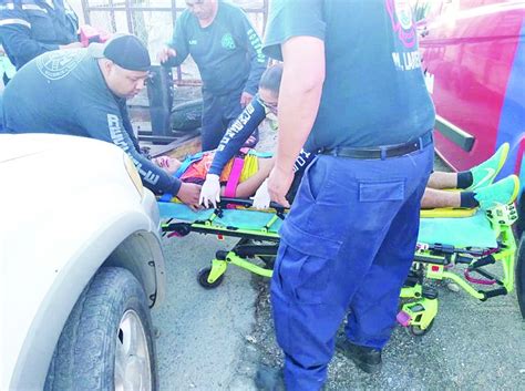 Grave Joven Al Estrellar Moto Contra Barda Sentido N