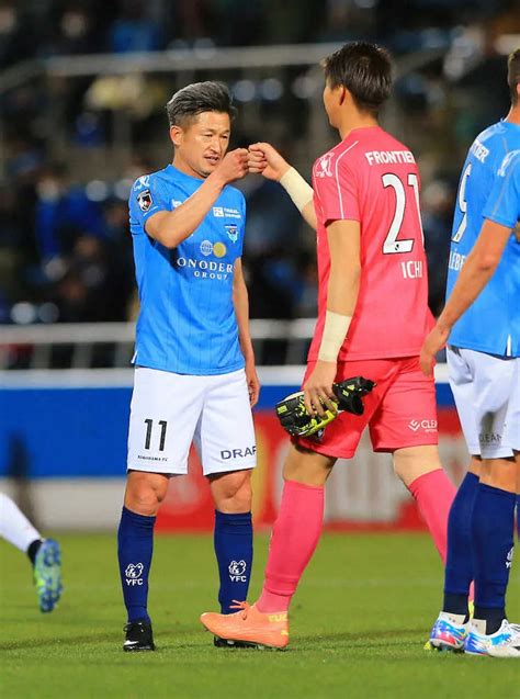 ＜横浜fc・柏＞チームメートと勝利を喜ぶカズ（左）（撮影・篠原岳夫） ― スポニチ Sponichi Annex サッカー