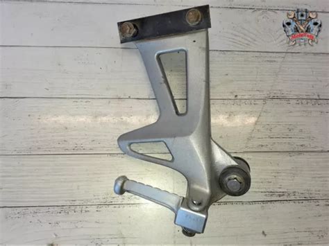 SUPPORT CALE PIED ARRIERE DROIT TRIUMPH 955i SPRINT DE 1999 à 2004