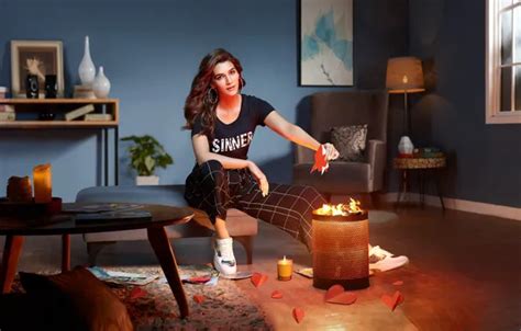 Girl Hot Sexy Eyes Smile Beautiful Figure Model