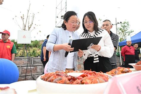 四川中江：“虾小兵”变“塘宝”，“五一”节风景好黄鹿镇产业游客