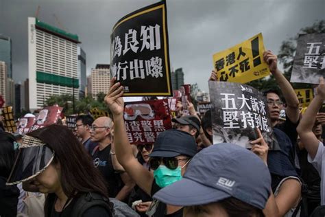 Milhares De Manifestantes Voltam A Protestar Em Hong Kong Metr Poles