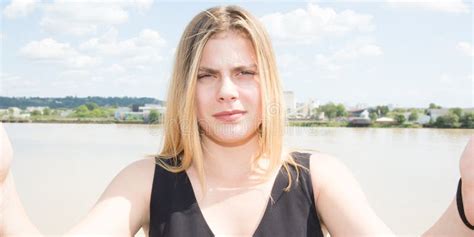 La Fille Blonde D Adolescent Font Le Selfie Devant La Rivi Re Photo Stock Image Du Effectuez