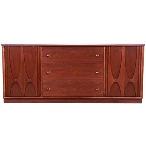 Broyhill Emphasis Mid Century Modern Sculpted Walnut Credenza Or Triple