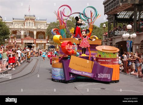 Mickey mouse minnie mouse parade hi-res stock photography and images ...