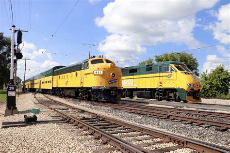 Side By Side CNW 411 And Metra 90 The CNW Heritage Unit Ar Flickr